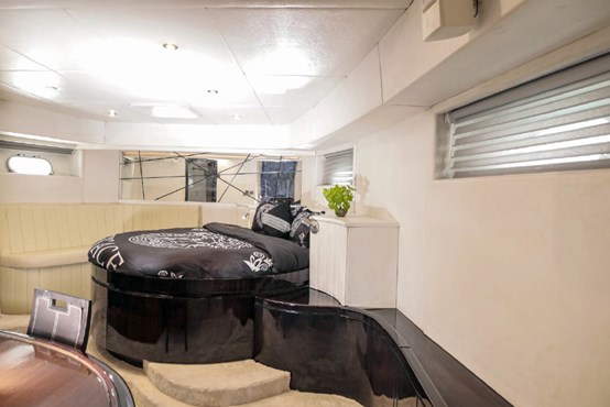 Black-pearl yacht 95ft |AED1040/Hour