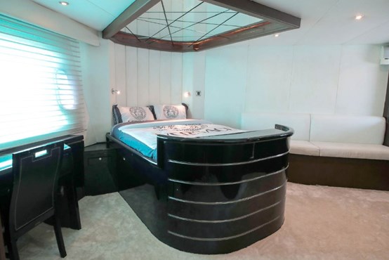 Black-pearl yacht 95ft |AED1040/Hour