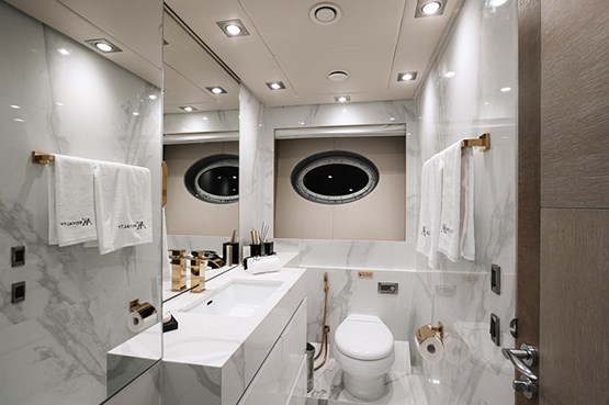 AK ROYALTY yacht | AED15,000/hour