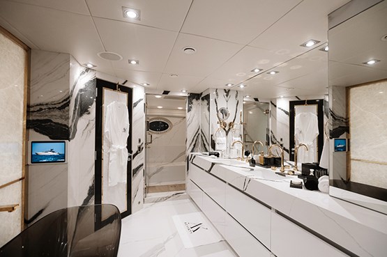 AK ROYALTY yacht | AED15,000/hour