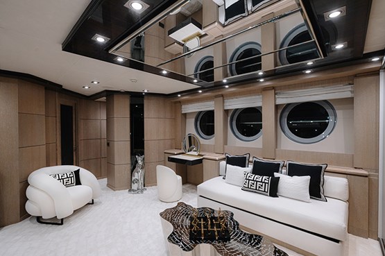AK ROYALTY yacht | AED15,000/hour