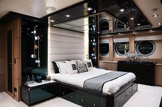 AK ROYALTY yacht | AED15,000/hour